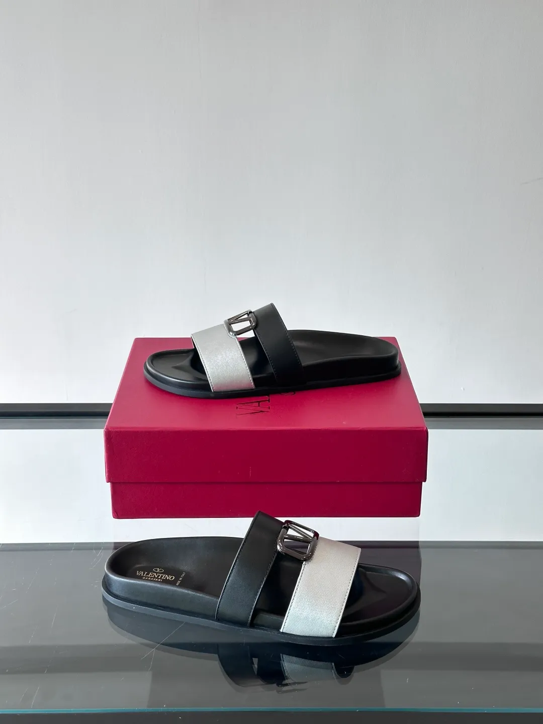 Men's shoes 💰p320 "VALENTINO" Valentino Men's 🧍‍♂️ Spring and summer new style metal rivet flat slippers, elegant sandals, the same style worn by celebrities, original molding, imported calfskin. Rubber outsole. Soft and durable, full set of counter packaging size: 39-44 (customized at 38.45.46)